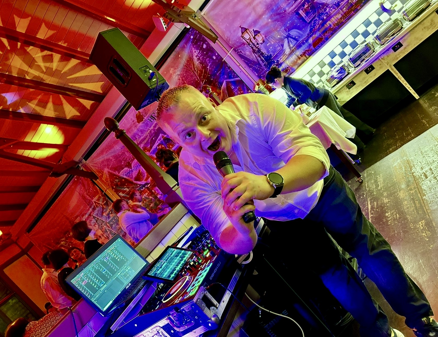 DJ Nic bei einem Live-Auftritt
