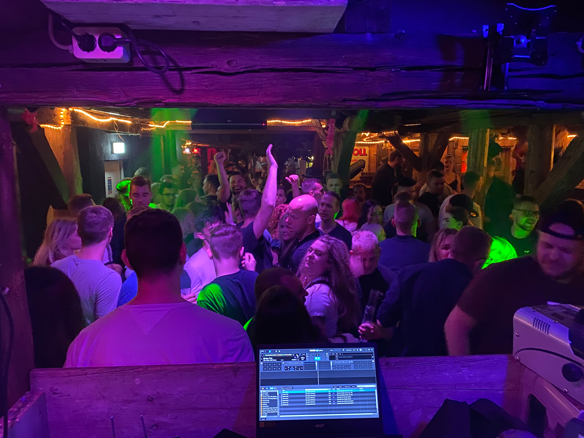 Volle Tanzfläche bei einem Club-Einsatz von DJ Nic