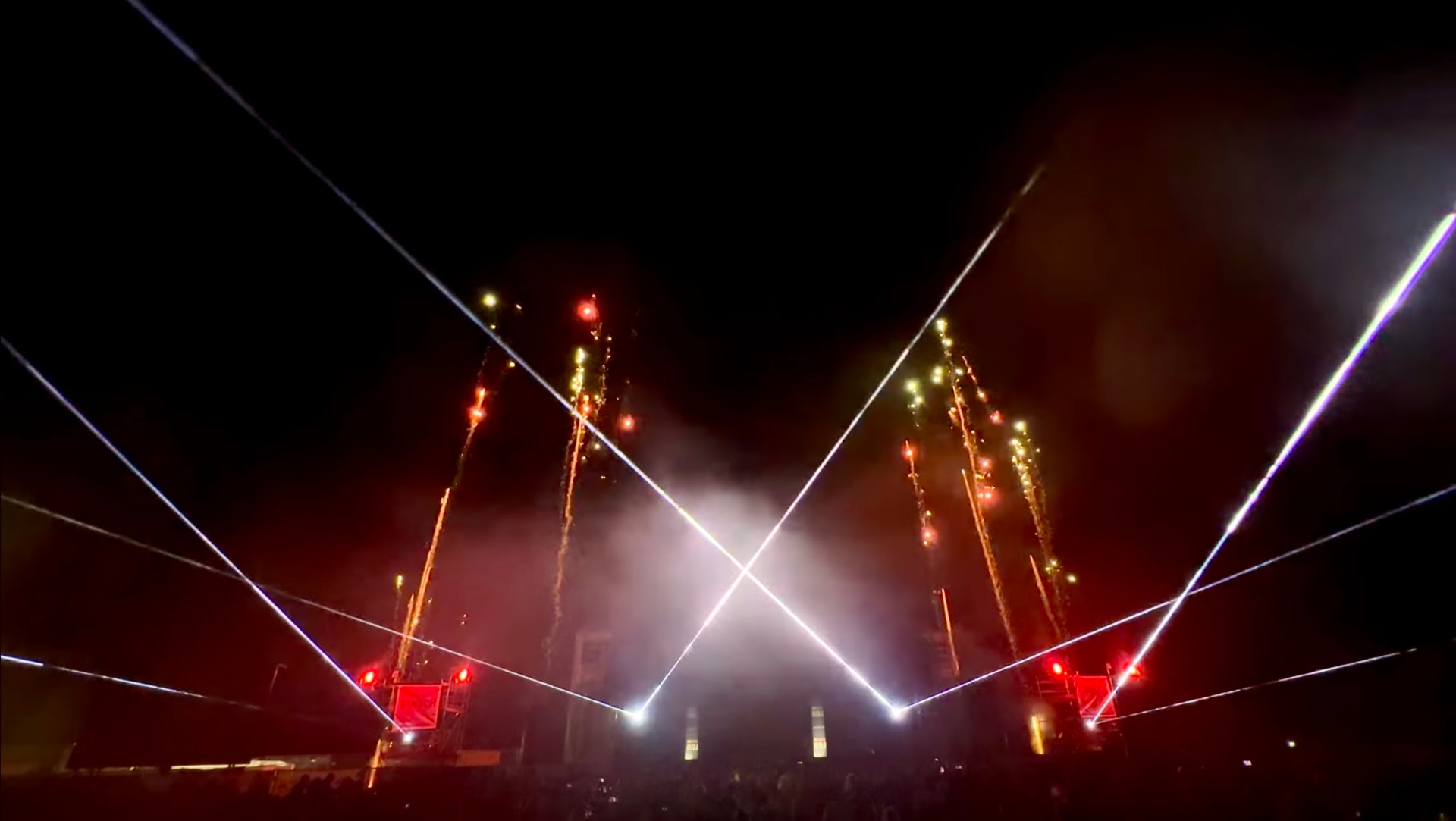 Lasershow kombiniert mit Bühnen-Pyrotechnik